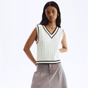 NWOT H&M White With Black Trim Cable Knit Sweater Vest Size L